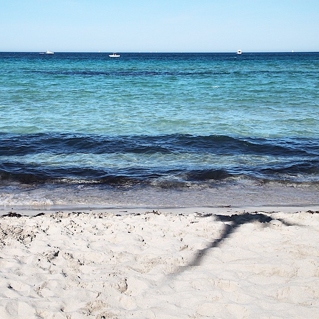 shadows sand sun sea & sky 😎