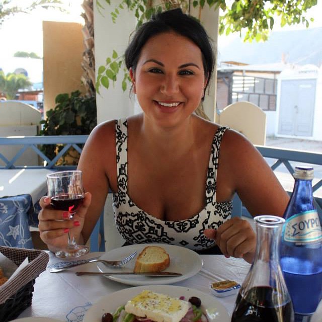 Do you wear makeup when you travel? I do and I'm outlining my makeup packing list on the blog today. Link in profile!